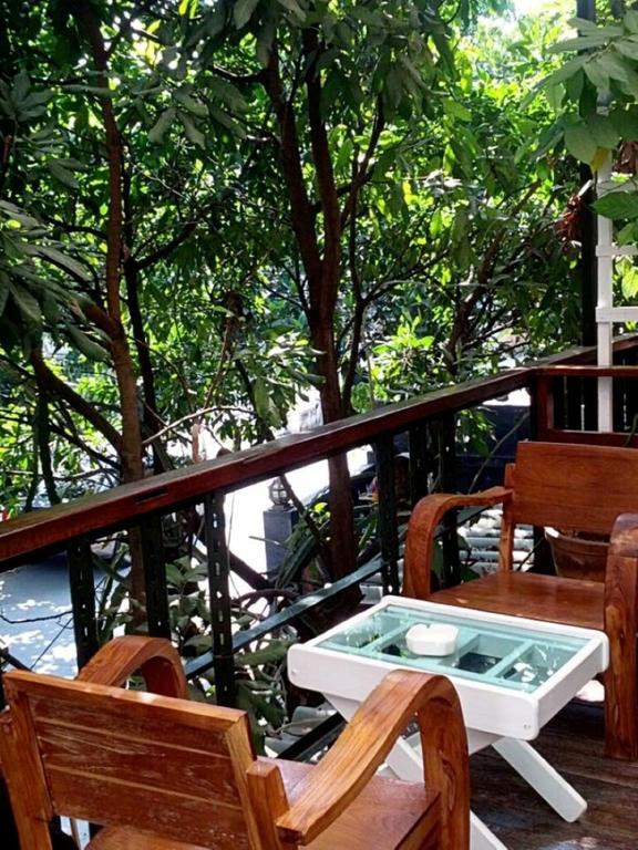 The Old Car Guesthouse Chiang Mai Buitenkant foto
