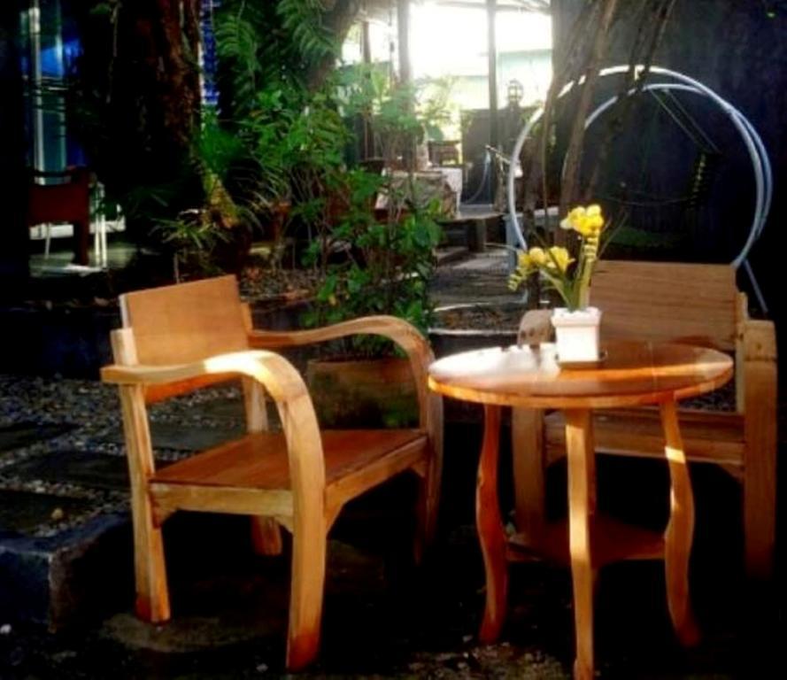 The Old Car Guesthouse Chiang Mai Buitenkant foto