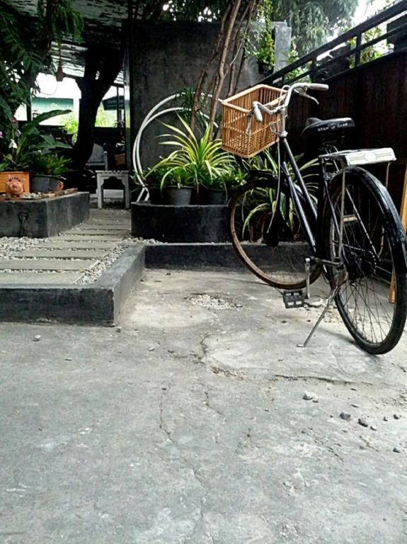 The Old Car Guesthouse Chiang Mai Buitenkant foto