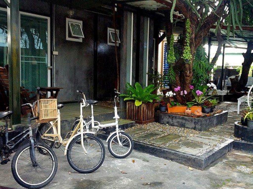 The Old Car Guesthouse Chiang Mai Buitenkant foto