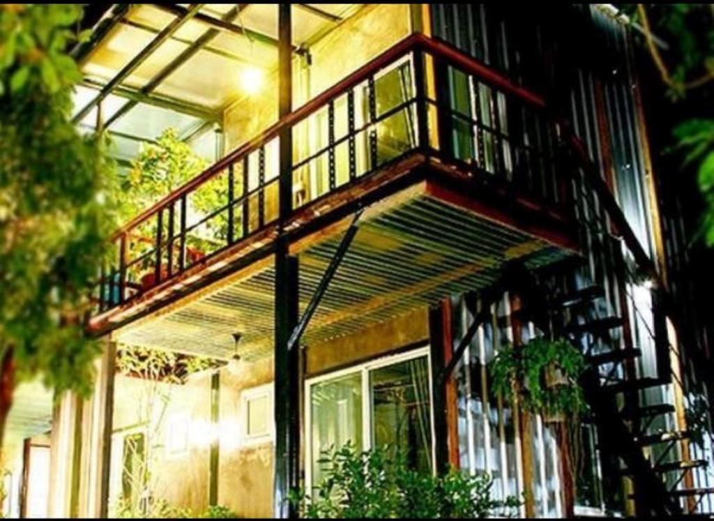 The Old Car Guesthouse Chiang Mai Buitenkant foto