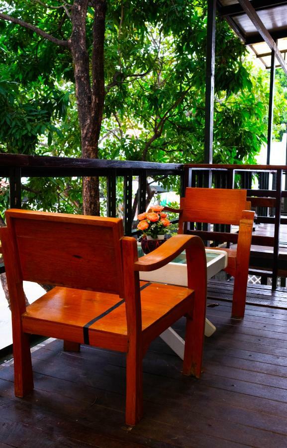The Old Car Guesthouse Chiang Mai Buitenkant foto