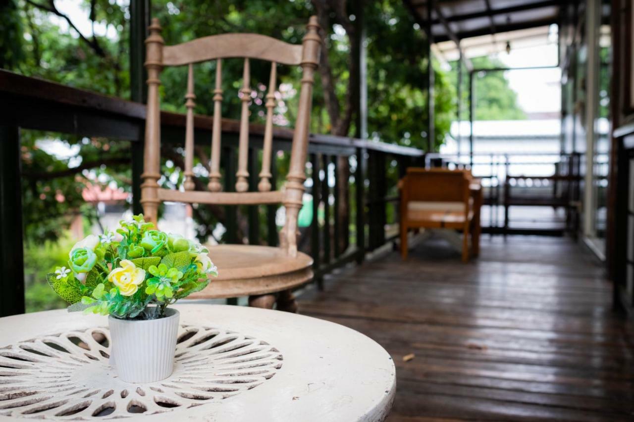 The Old Car Guesthouse Chiang Mai Buitenkant foto