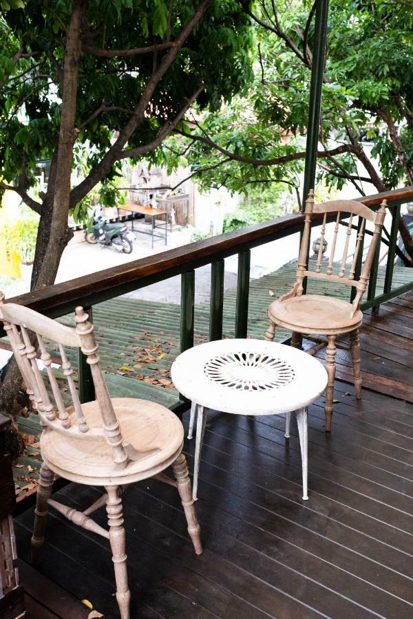The Old Car Guesthouse Chiang Mai Buitenkant foto