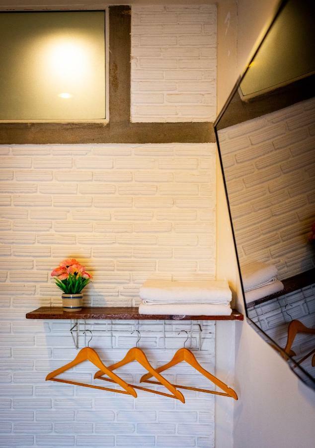 The Old Car Guesthouse Chiang Mai Buitenkant foto